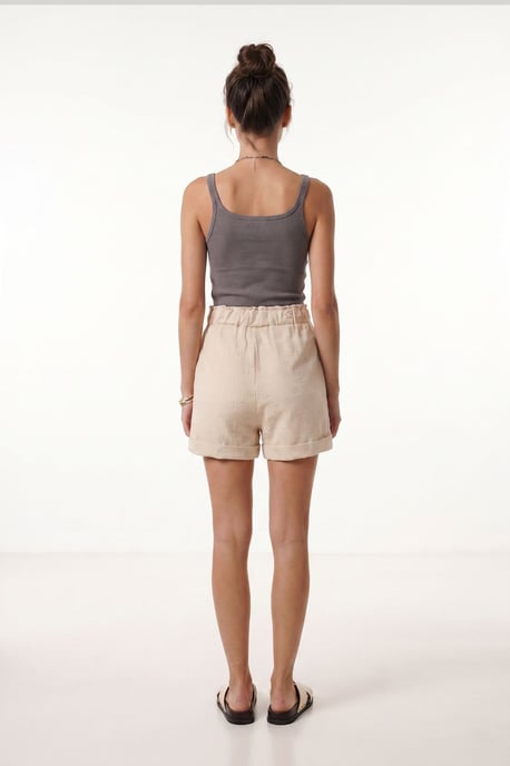 Hochtaillierte Mini-Shorts mit Bindeband und Binde-Detail - Image 6