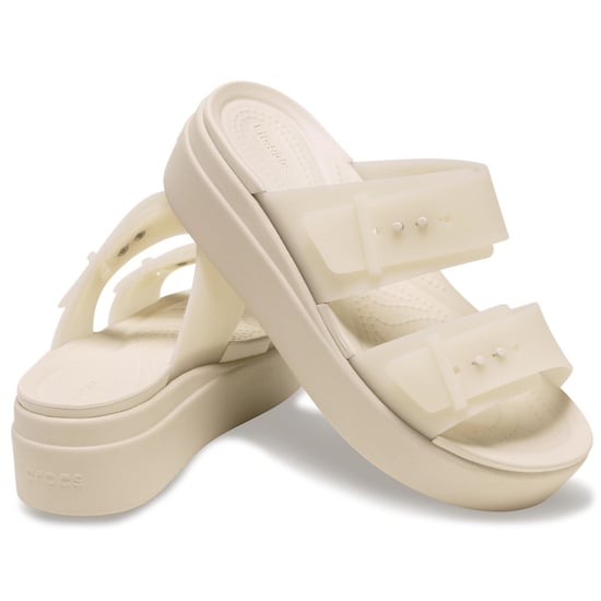 Crocs Brooklyn Buckle Low Damen Sandalen in Sandstein - Image 3
