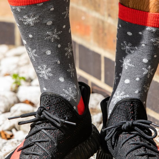 Herr Heron - Herren-Weihnachtssocken | Neuheit Bambus-Socken | Ruldoph & Santa gemusterte Socken | Geschenk für ihn - Schneeflocken (grau) - Image 3
