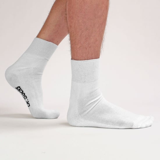 Herren Bamboo Diabetiker Knöchelsocken | Dr.Socks | Extra Wide Trainer Socken in Schwarz & Weiß - Weiß - Image 4