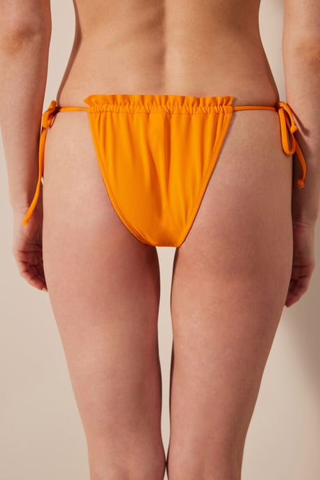 Tief geschnittene Bikinislips mit Knotenbindungen - Image 2