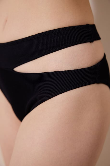 Bikini-Höschen mit Cut-Out in Mittelhöhe - Image 4