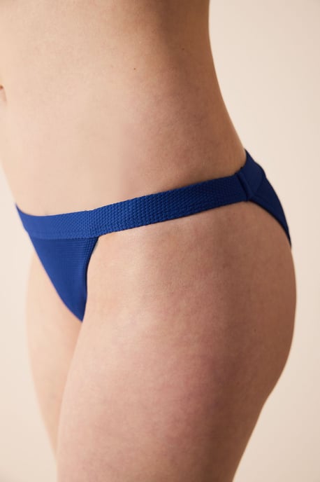 Texturierte Bikinislip mit niedriger Taille - Image 3