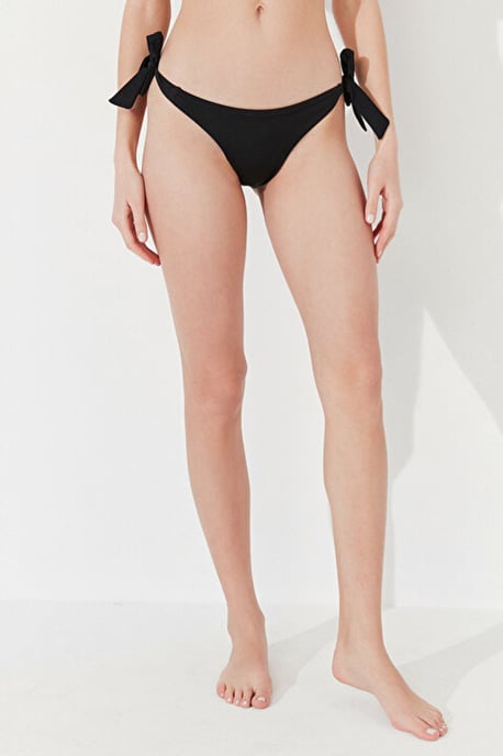 Niedrig geschnittene brasilianische Bikini-Höschen mit Schleifen-Detail - Image 1