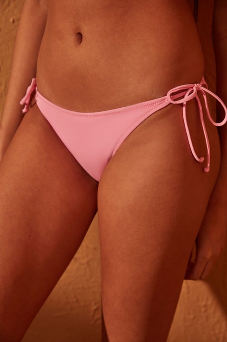 Tief geschnittene Bikinislips mit Knotenbindungen - Image 2