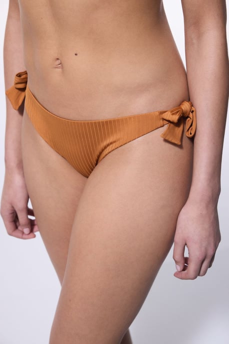 Niedrig geschnittene gerippte brasilianische Bikini-Hose - Image 1