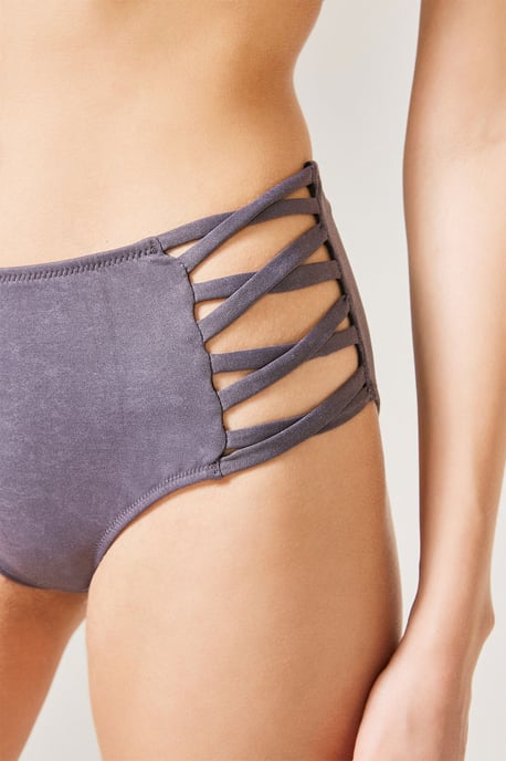Hochgeschnittene Cut-Out Hipster-Bikini-Hose - Image 3