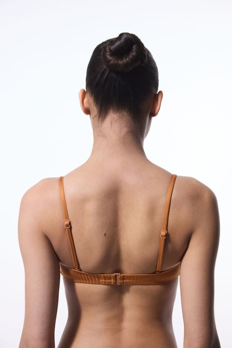 Fester gestrickter Bralette-Bikini-Oberteil mit Banddetail - Image 2