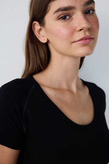 Kurzes Strick-Bodysuit mit U-Ausschnitt - Image 3