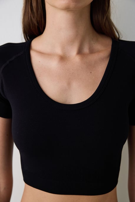Kurzes Strick-Bodysuit mit U-Ausschnitt - Image 4