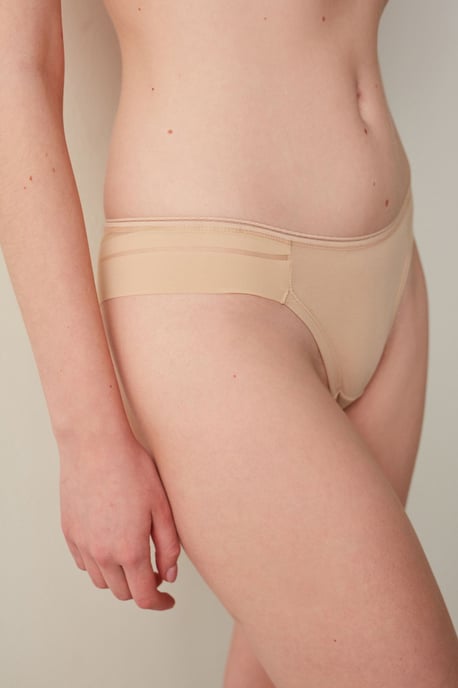 Mittelhohe Brasilianische Panty mit Netzdetails - Image 1