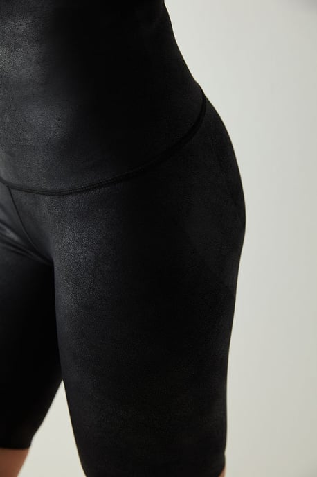 Hochtaillierte Kunstlederleggings - Image 6