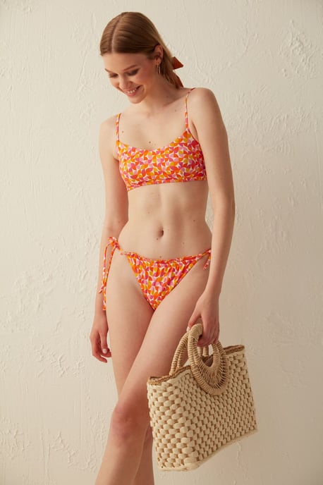 Hochtaillierte geometrische Bikinislip mit Knoten seitlich - Image 1