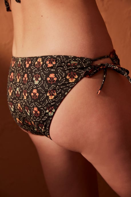 Blumige Tiefer-Hüfthosen-Bikini mit Lochstickerei-Details - Image 3