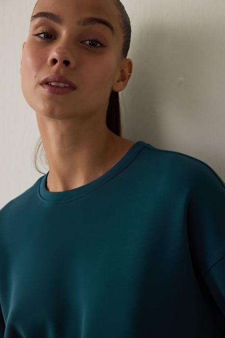 Einfaches Sweatshirt mit Rundhalsausschnitt in Midi-Länge - Image 3