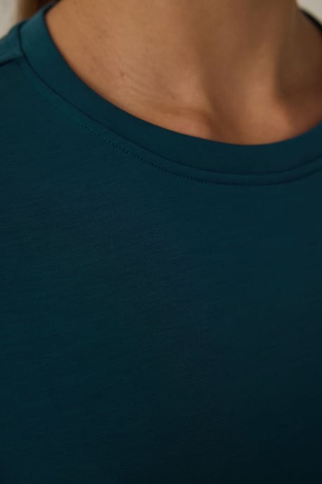 Einfaches Sweatshirt mit Rundhalsausschnitt in Midi-Länge - Image 4