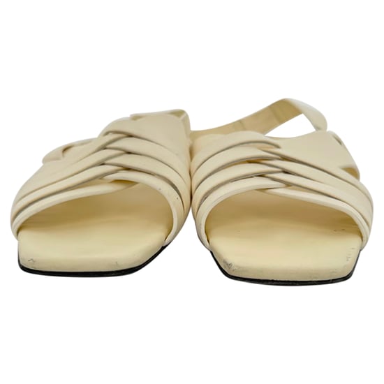The Row Meera Ledersandalen in Creme - Image 2