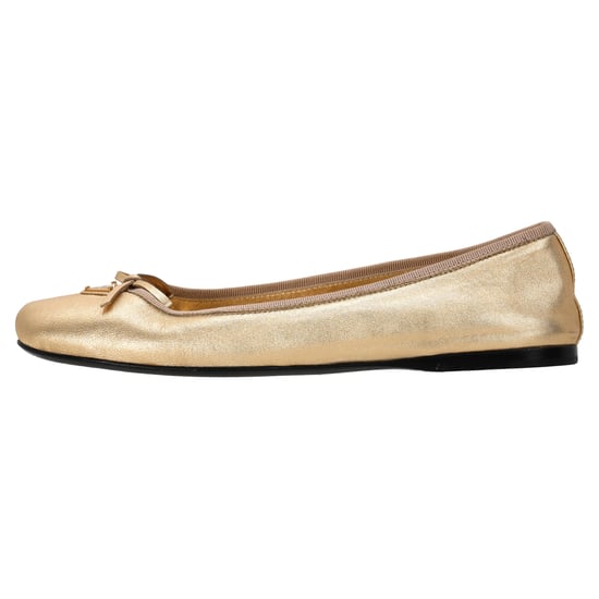 Prada Ballerinas mit Logo-Plakette und Schleife aus goldfarbenem Metallic-Leder - Image 2