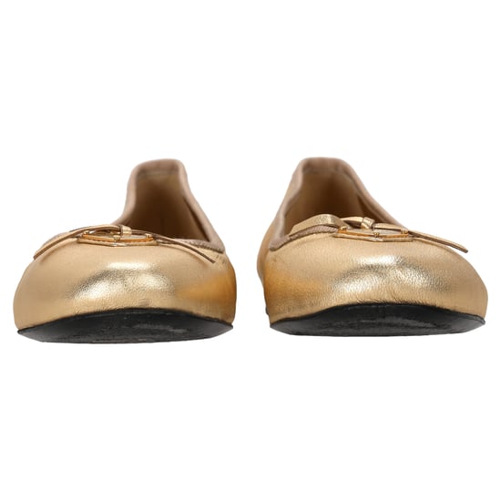 Prada Ballerinas mit Logo-Plakette und Schleife aus goldfarbenem Metallic-Leder - Image 4