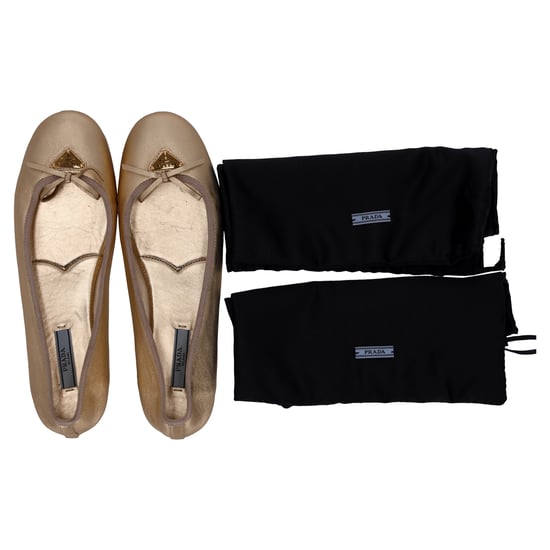 Prada Ballerinas mit Logo-Plakette und Schleife aus goldfarbenem Metallic-Leder - Image 5