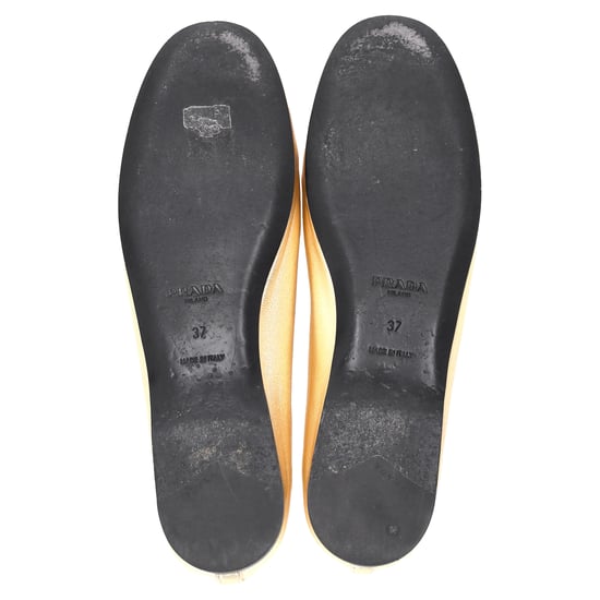 Prada Ballerinas mit Logo-Plakette und Schleife aus goldfarbenem Metallic-Leder - Image 6