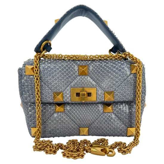 Valentino Garavani Roman Stud Henkeltasche aus hellblauem Leder - Image 2