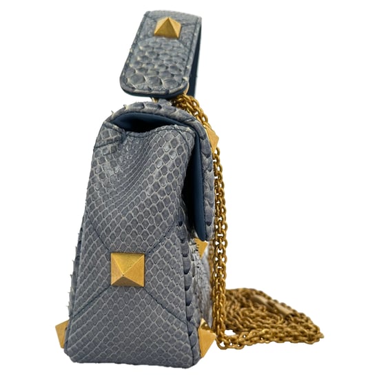 Valentino Garavani Roman Stud Henkeltasche aus hellblauem Leder - Image 4