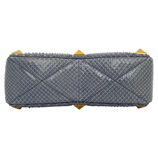 Valentino Garavani Roman Stud Henkeltasche aus hellblauem Leder - Image 6