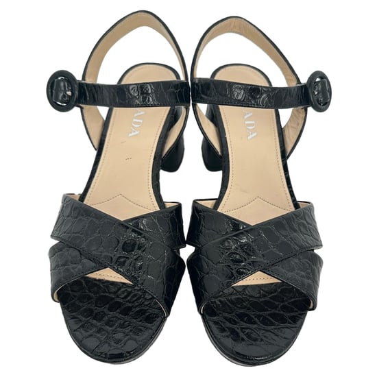 Prada Plateau-Sandalen mit Krokodilprägung und gekreuzten Riemen aus schwarzem Lackleder - Image 2
