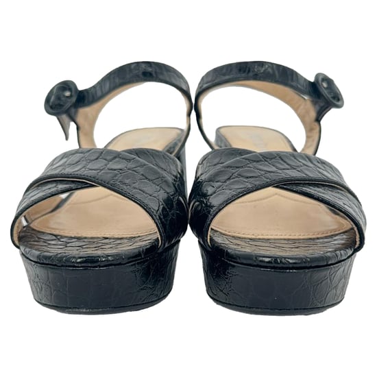 Prada Plateau-Sandalen mit Krokodilprägung und gekreuzten Riemen aus schwarzem Lackleder - Image 3