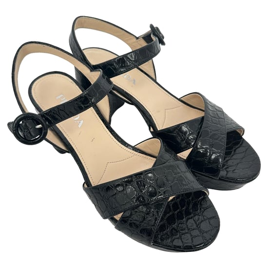 Prada Plateau-Sandalen mit Krokodilprägung und gekreuzten Riemen aus schwarzem Lackleder - Image 4