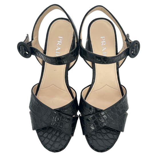 Prada Plateau-Sandalen mit Krokodilprägung und gekreuzten Riemen aus schwarzem Lackleder - Image 5