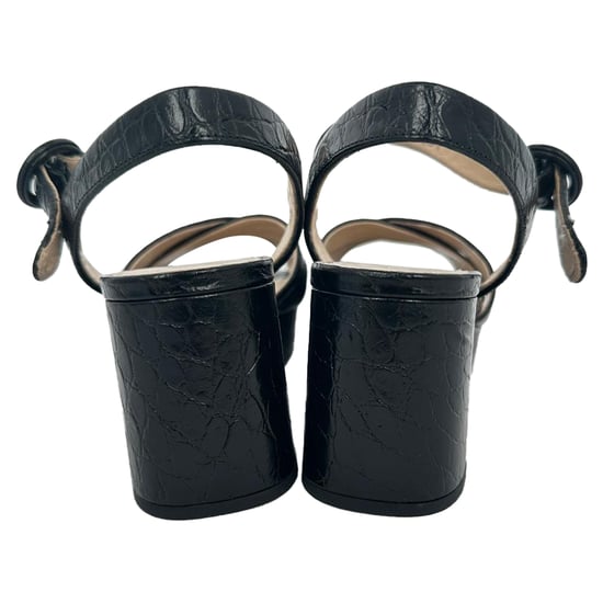 Prada Plateau-Sandalen mit Krokodilprägung und gekreuzten Riemen aus schwarzem Lackleder - Image 6