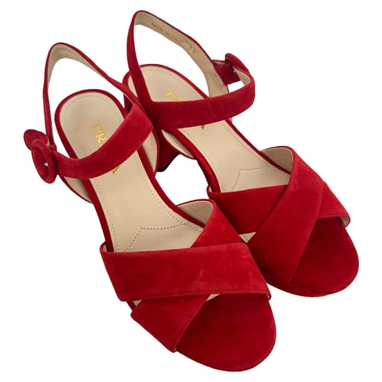 Prada Crisscross Block Heels aus rotem Wildleder - Image 5