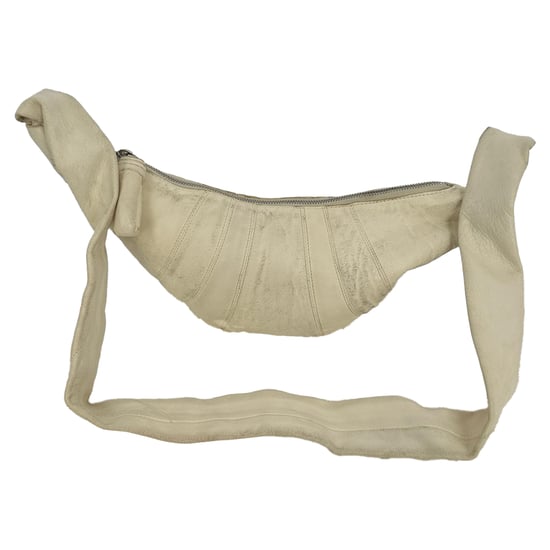 Lemaire Kleine Croissant-Umhängetasche aus cremefarbenem Lammleder - Image 2