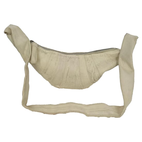 Lemaire Kleine Croissant-Umhängetasche aus cremefarbenem Lammleder - Image 3