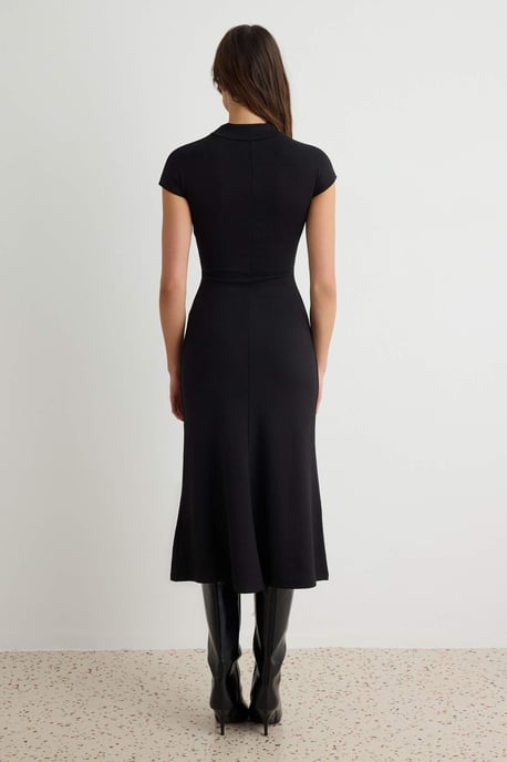 Trendyol Midi kurzes Bodycon-Kleid, einfarbig, tailliert - Schwarz - Image 3