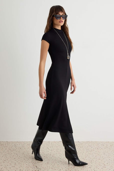 Trendyol Midi kurzes Bodycon-Kleid, einfarbig, tailliert - Schwarz - Image 4