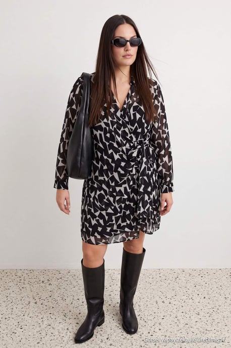 Trendyol Curve Damen Schwarz Geblümt Kurz / Mini Lang A-Linie Große Größen Kleid - Image 3