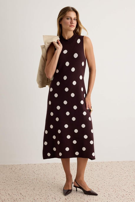 Trendyol Gemustertes Midikleid mit Polka Dots, ärmellos, Etuiform - Braun - Image 1