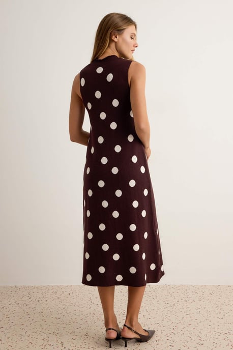 Trendyol Gemustertes Midikleid mit Polka Dots, ärmellos, Etuiform - Braun - Image 3