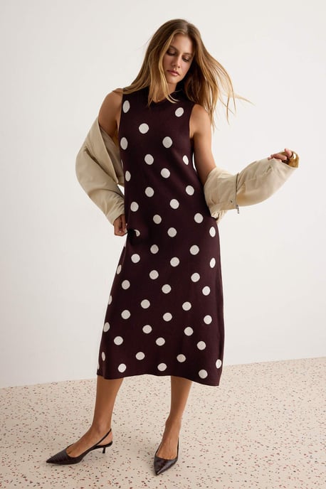 Trendyol Gemustertes Midikleid mit Polka Dots, ärmellos, Etuiform - Braun - Image 4