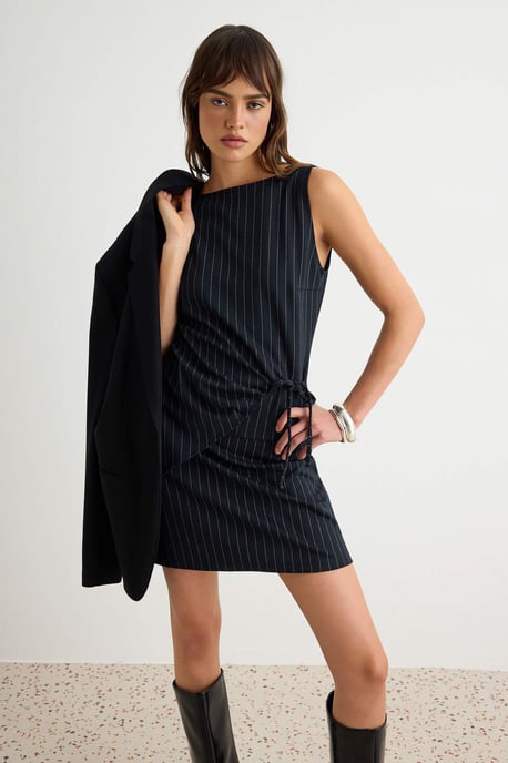 TRENDYOLMİLLA Damen Dunkelblau Gestreift Kurz / Mini Ärmellos Bodycon Kleider - Image 1