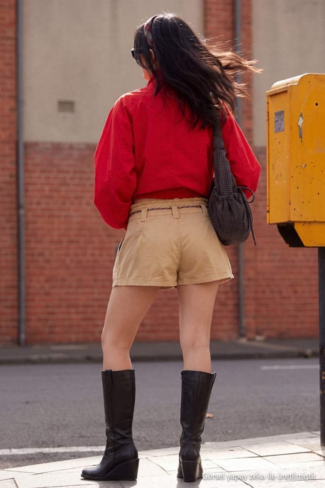 TRENDYOLMİLLA Damen Beige Einfarbig Weites Bein Normale Taille Shorts Bermudashorts - Image 3