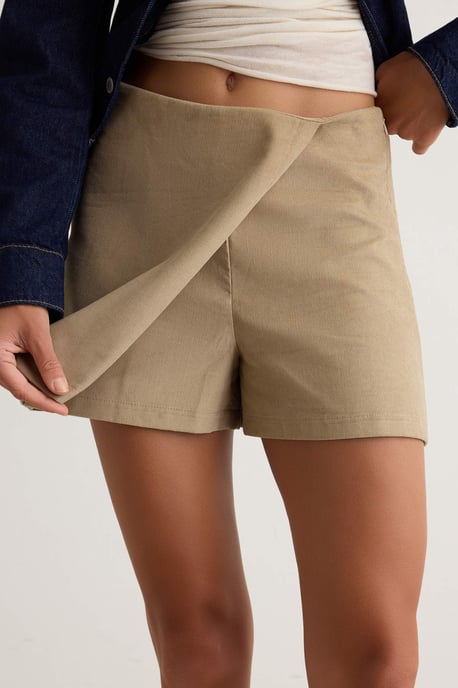 TRENDYOLMİLLA Damen Beige Einfarbig Hohe Taille Shorts Bermudashorts - Image 2