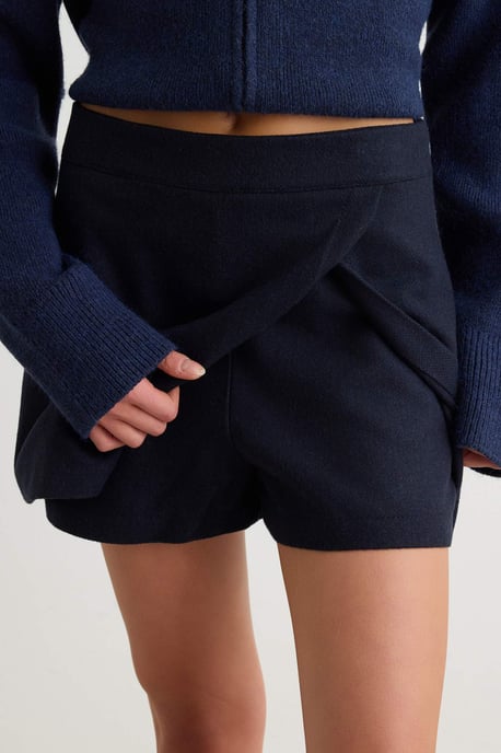 TRENDYOLMİLLA Damen Dunkelblau Einfarbig Normale Taille Shorts Bermudashorts - Image 2