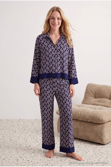 TRENDYOLMİLLA Damen Dunkelblau Geometrisches Muster Lang, Regular Fit Pyjama- Sets - Image 2