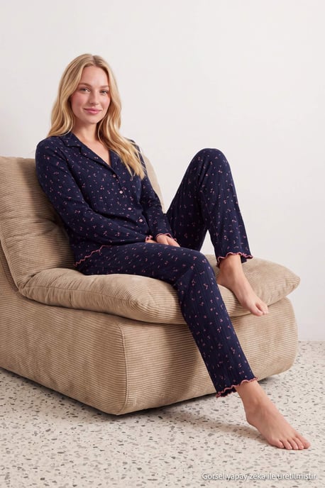 TRENDYOLMİLLA Damen 2er Pack Dunkelblau Geblümt Lang, Regular Fit Pyjama- Sets - Image 3
