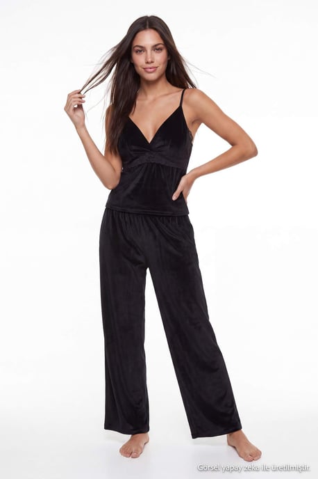 TRENDYOLMİLLA Damen Schwarz Einfarbig Lang, Regular Fit Pyjama- Sets - Image 1