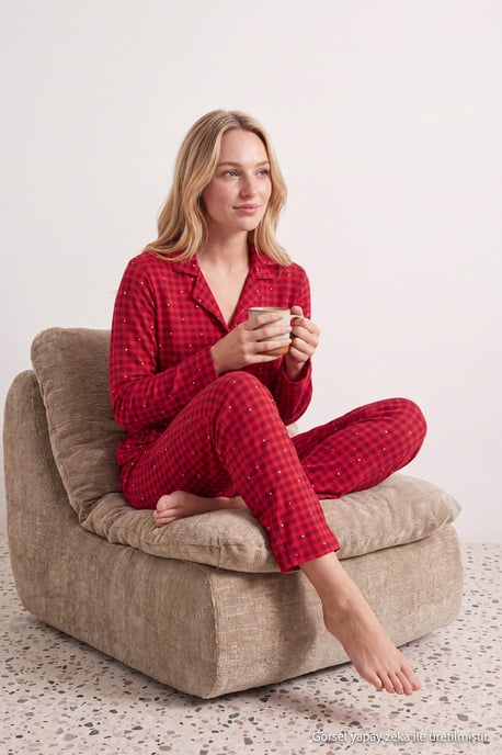TRENDYOLMİLLA Damen 2er Pack Rot Mit Grafikprint Lang, Regular Fit Pyjama- Sets - Image 1